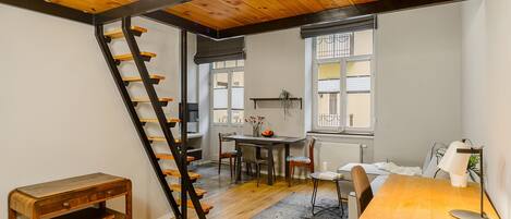 Apartamento Deluxe | Ropa de cama hipoalergénica y escritorio