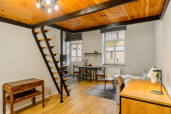 Deluxe Apartment | Hypo-allergenic bedding, desk, laptop workspace, blackout drapes - ShortStayPoland Brzeska B147 (Warsaw)