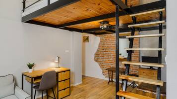 Deluxe Apartment | Hypo-allergenic bedding, desk, laptop workspace, blackout drapes