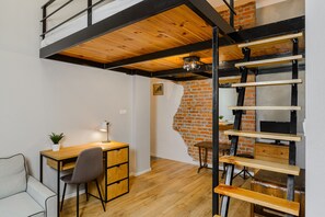 Deluxe Apartment | Hypo-allergenic bedding, desk, laptop workspace, blackout drapes - ShortStayPoland Brzeska B147 (Warsaw)