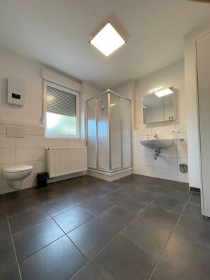Apartamento | Baño | Ducha, secador de pelo, toallas y papel higiénico
