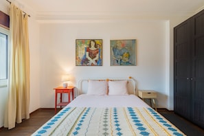 2 bedrooms, iron/ironing board, Internet, bed sheets
