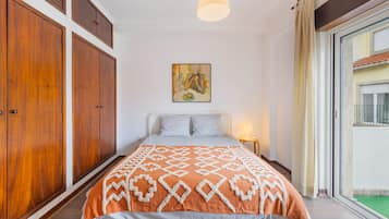 2 bedrooms, iron/ironing board, internet, bed sheets