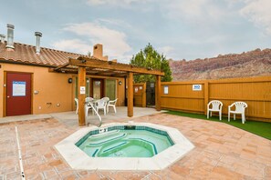 A heated pool - A2 EV Charger, Views, Garage, Shared Pool & Hot Tub (Moab)