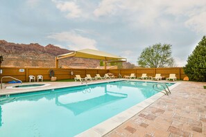 A heated pool - A2 EV Charger, Views, Garage, Shared Pool & Hot Tub (Moab)