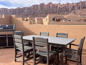 Outdoor dining - A2 EV Charger, Views, Garage, Shared Pool & Hot Tub (Moab)