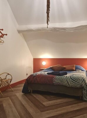 3 bedrooms, desk, iron/ironing board, travel crib