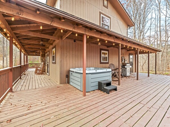 Terrace/patio - Cozy Mountain Getaway w/Hot Tub! (Waynesville)