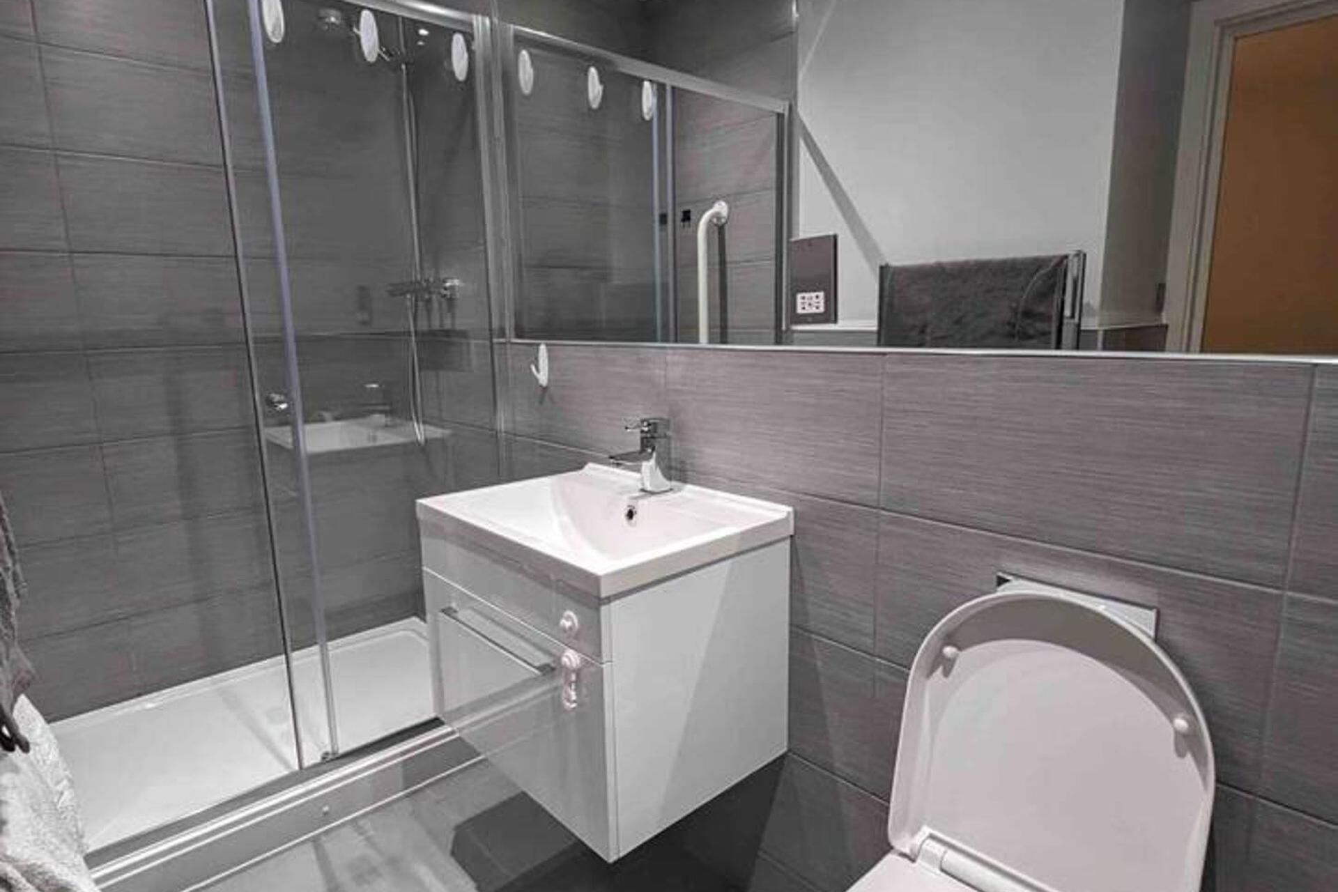 Shower, hair dryer, towels