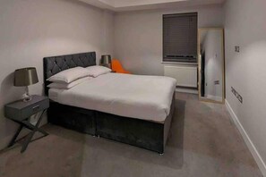 2 bedrooms, iron/ironing board, free WiFi, bed sheets - Elegant Central 2-bed Apartment in Brentwood (Brentwood)