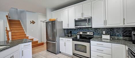 Refrigerador, microondas, horno y parrilla de estufa