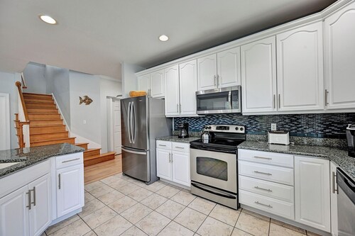 Excellent 7 Bedroom home in Bear Trap Dunes! Community Pool, WIFI, Shuttle Service, Extra Space to Unwind!