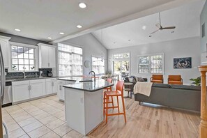 Una televisión, una chimenea, libros