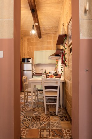 Kühlschrank, Mikrowelle, Herdplatte, Wasserkocher