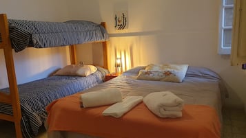 Habitación cuádruple clásica | Ropa de cama hipoalergénica y wifi gratis