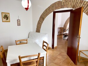 Condo standard, vista para o pátio | Área de estar | Smart TV 32 polegadas com canais via satélite, Netflix