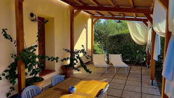 Appartamento Deluxe, lato giardino | 1 camera, copriletto in piuma, con stile personalizzato