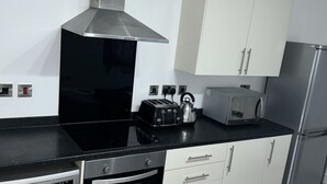 Departamento | Cocina privada | Refrigerador, microondas, horno y parrilla de estufa 