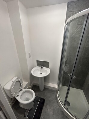 Apartment | Bathroom - Stunning 1-bed Apartment (Salford)