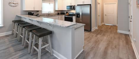 Een koelkast, een magnetron, een oven, een kookplaat