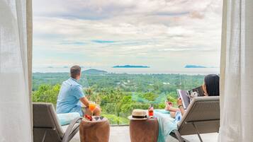 Executive Suite | Living area | Books