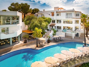 2 outdoor pools