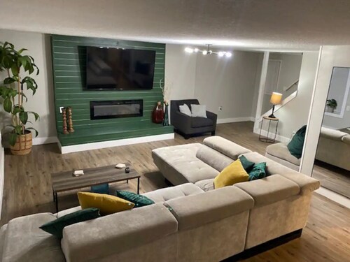 Large Home Near Airport and Down Town