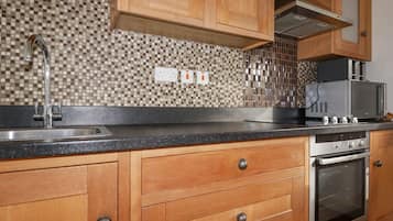 Fridge, electric kettle, toaster, cookware/dishes/utensils