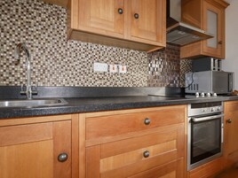 Frigorífico, hervidor eléctrico, tostadora y utensilios de cocina