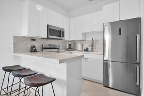 Réfrigérateur, micro-ondes, four, plaque de cuisson