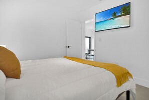 3 soverom, skrivebord, strykejern/-brett og reiseseng for barn