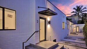 Um edifício moderno com uma escada que leva a uma porta com o número 2.
