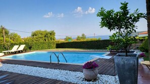 Una piscina al aire libre de temporada