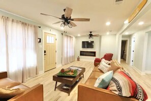 智能电视、壁炉、书