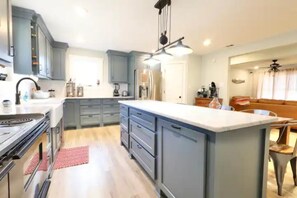 冰箱、微波炉、烤箱、炉灶