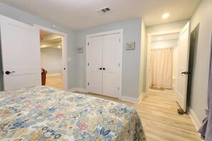 3 多间卧室、办公桌、免费 WiFi、床单