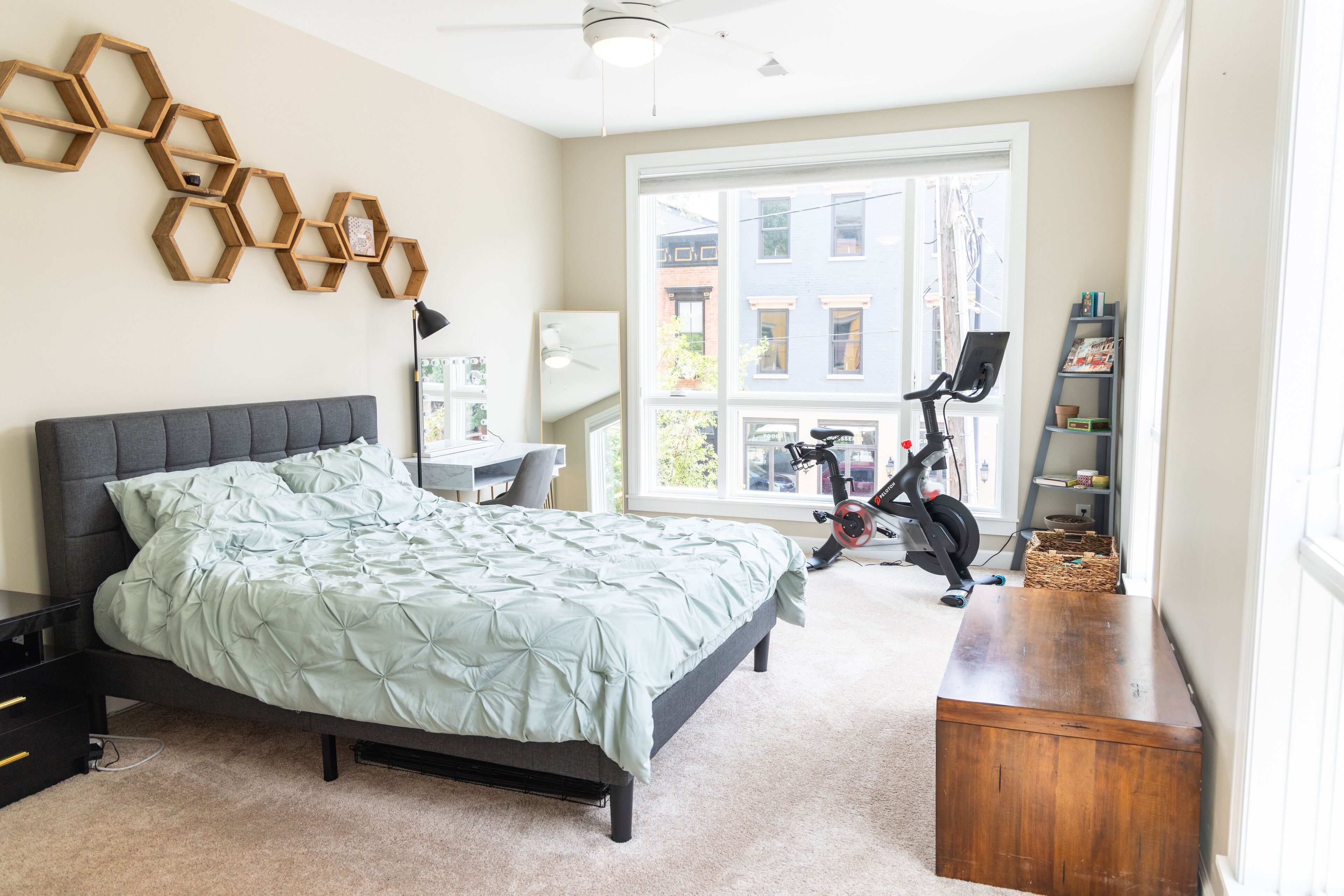Central City Gem: Dining, Attractions, Near by Streetcar, Free Parking!