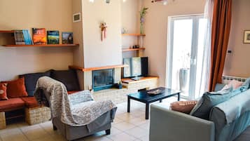 TV, fireplace