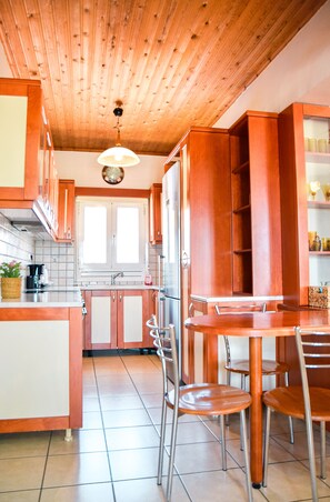 Microwave, oven, stovetop, dishwasher - Spacious & Bright flat with balcony (Lavrium)
