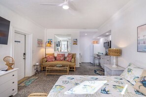 Travel cot, free WiFi