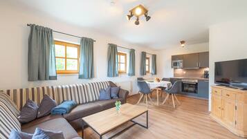 Fernseher, Tischtennisplatte, Bücher