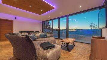 Tischtennisplatte, Bücher, Stereoanlage