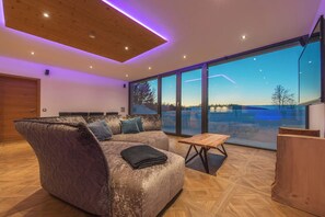 Tavolo da ping pong, libri, impianto stereo