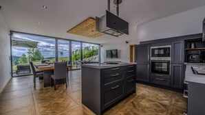 Wasserkocher mit Kaffee-/Teezubehör, Kühlschrank, Mikrowelle, Ofen