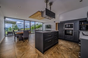 Wasserkocher mit Kaffee-/Teezubehör, Kühlschrank, Mikrowelle, Ofen