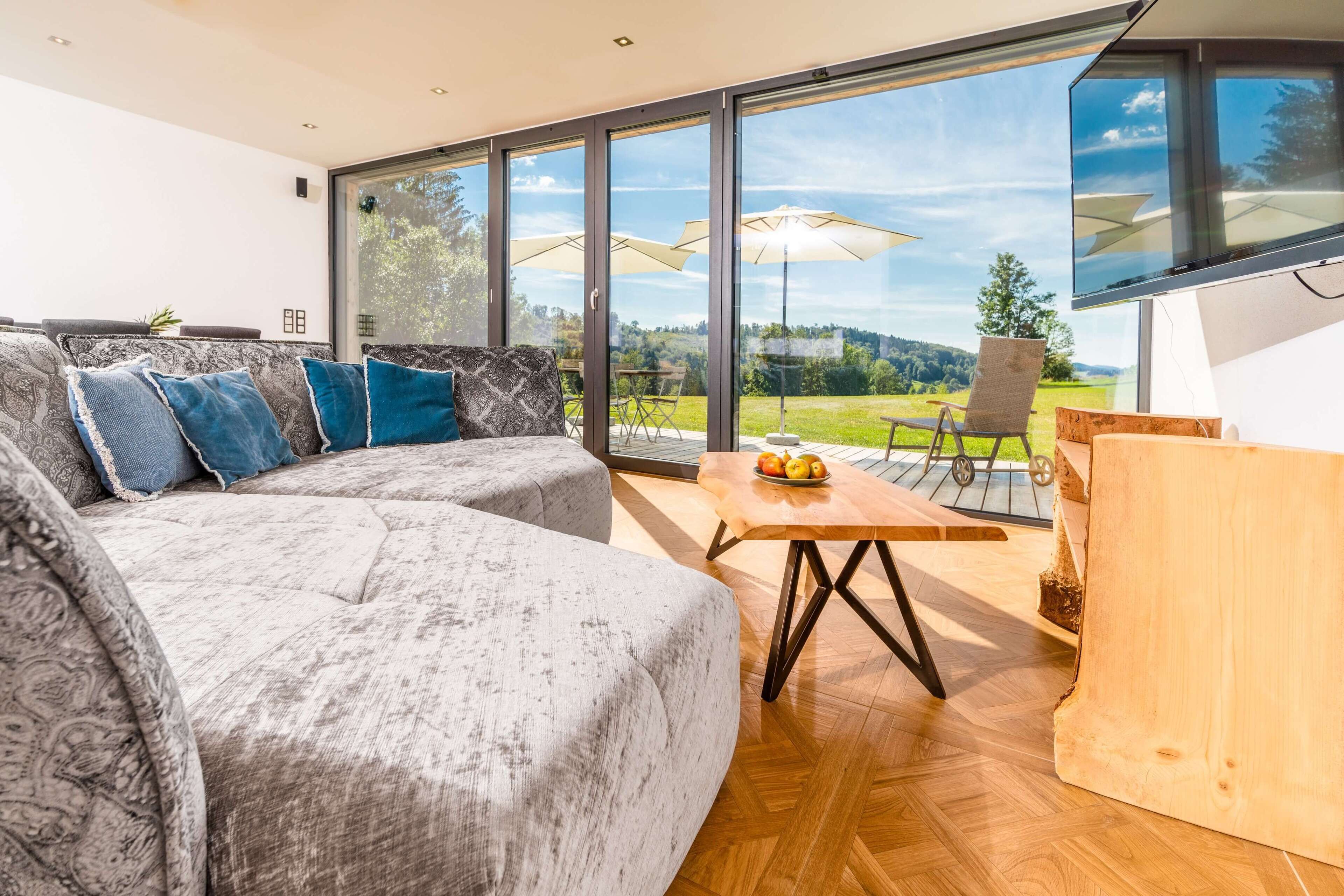 Tischtennisplatte, Bücher, Stereoanlage