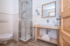 Dusche, Haartrockner, Handtücher
