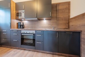 Fridge, microwave, oven, stovetop - Fewo Drai, 75qm & 2 Schlafzimmer, Grosse Terrasse (Breitenberg)