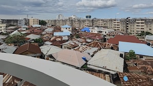 Un paisaje urbano con diversos estilos arquitectónicos y un cielo nublado.