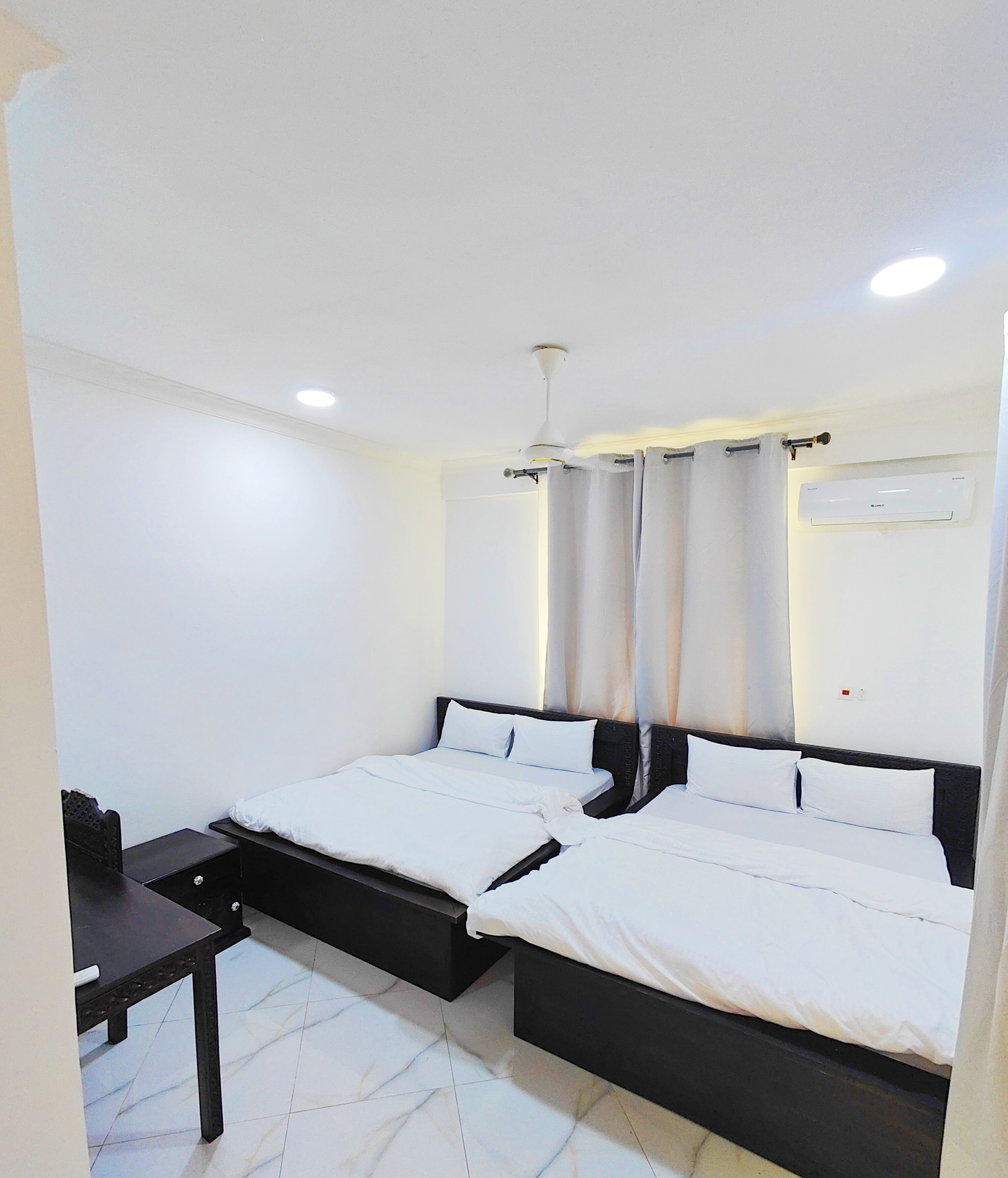 Design Apartment | 3 bedrooms, down duvets, soundproofing, iron/ironing board